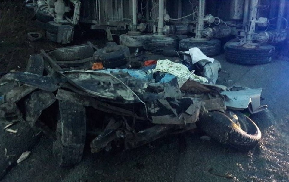 По предварительным данным у грузовика лопнула покрышка, из-за чего его понесло на встречную полосу. Фото: ГИБДД Свердловской области 