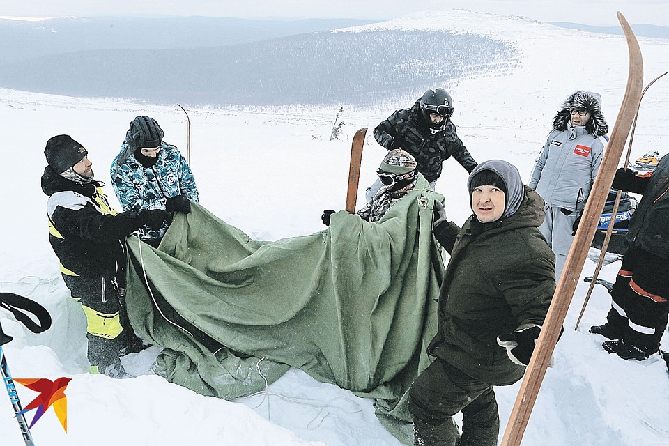 Члены экспедиции устанавливают палатку в том месте, где это 60 лет назад делали дятловцы. Фото: Евгений САЗОНОВ