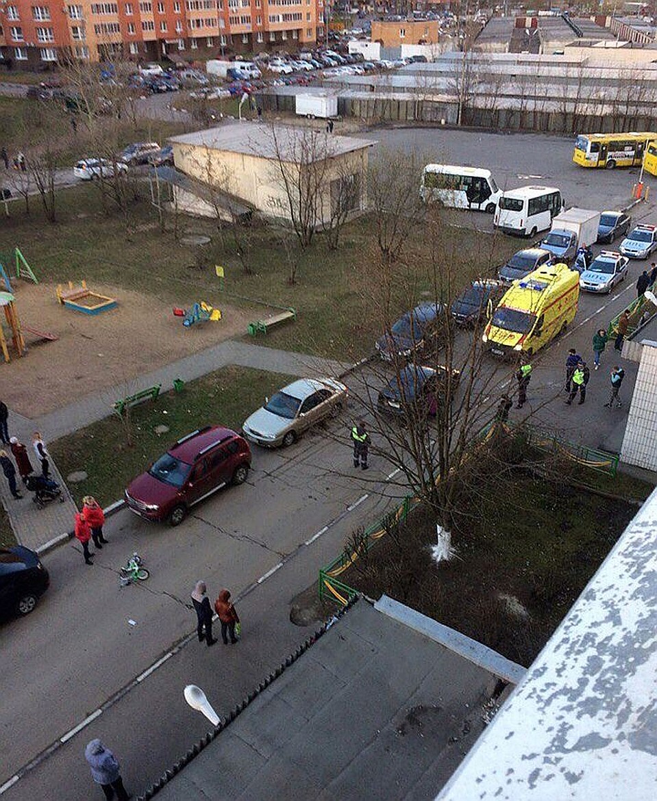 Авария случилась на узкой дороге, заставленной припаркованными автомобилями Фото: ВКонтакте
