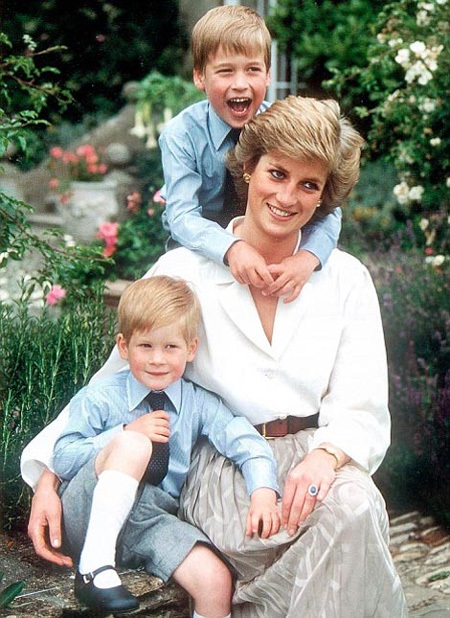 Леди Диана вместе со своими сыновьями, Уильямом и Гарри, в 1988 году. Фото: Daily Mail