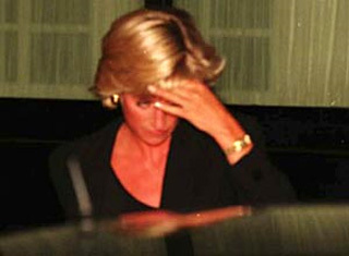 Последний снимок Дианы: принцесса садится в машину, в которой погибнет. Фото: Daily Mail