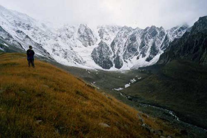 Ледник Колка в 2001 году. Вид из Кармадонского ущелья. Источник: Wikimedia.org