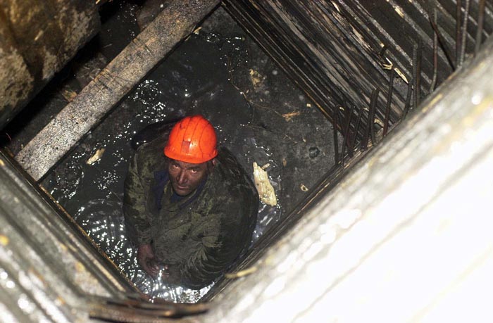 Один из шурфов, пробуренных в Кармадонском ущелье. Фото: Владимир Веленгурин/КП