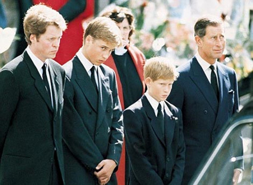 Граф Спенсер (брат леди Ди), принц Уильям, принц Гарри и их отец принц Чарльз на похоронах принцессы Дианы в 1997 году. Фото: Daily Mail