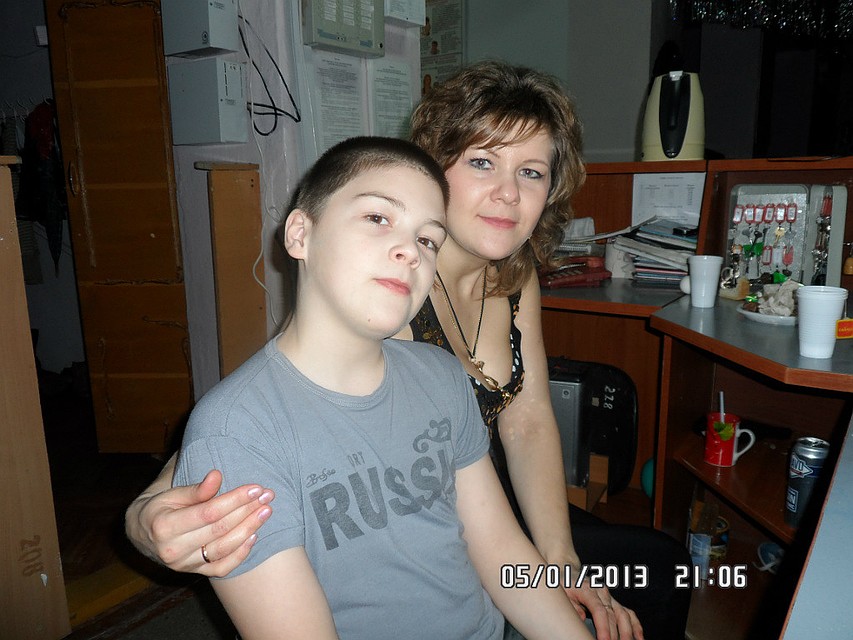 Андрей с мамой в 2013 году. Фото: личная страница тёти мальчика Светланы Белошапковой 