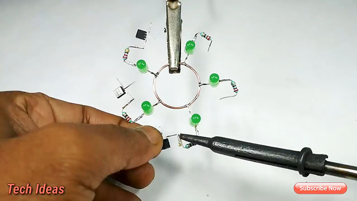 Простая светодиодная мигалка на транзисторах с эффектом бегущего огня
