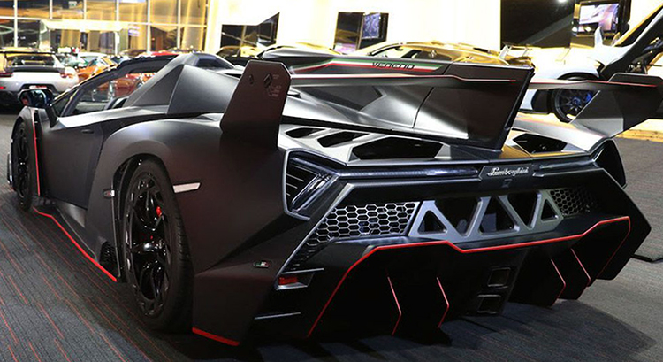 Вид Lamborghini Veneno