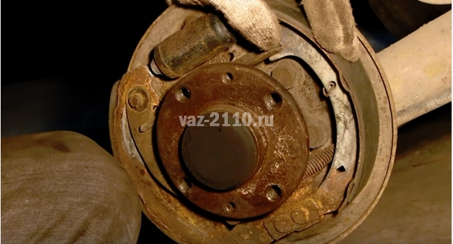 Замена задних тормозных колодок на ВАЗ 2110