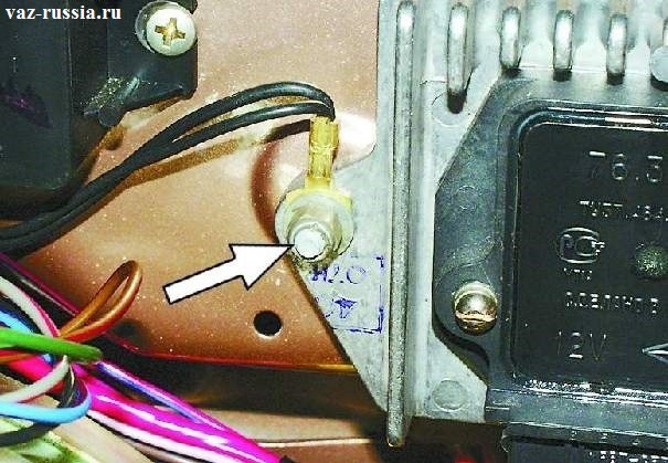На фото изображена клема «массы», которая установлена на левую шпильку коммутатора зажигания