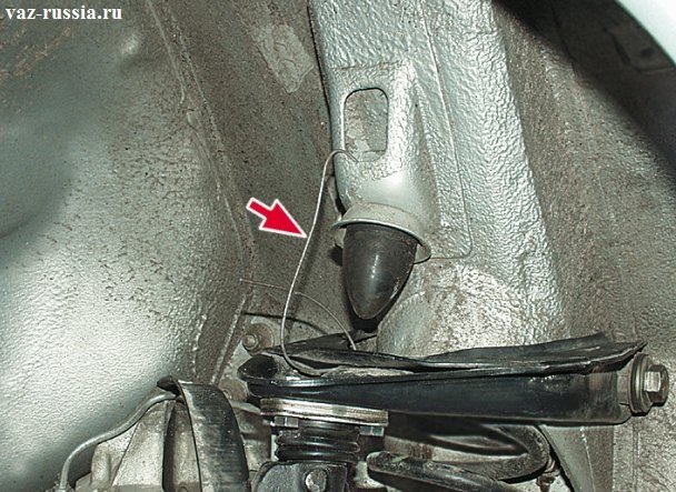 Зацепите проволочным крючком верхний рычаг совместно с поворотным кулаком, к кузову автомобиля