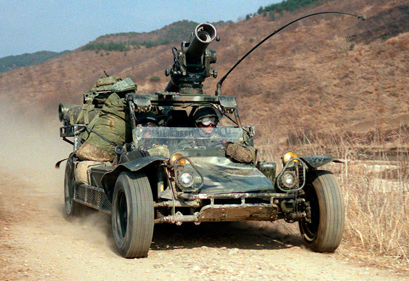 ​Машины Fast Attack Vehicle (FAV) можно условно считать первыми боевыми багги. Раллийная команда Chenowth в 80-е годы выиграла американский армейский контракт на разработку быстрого военного багги, и понеслось… militarymachine.com - Лёгкие машины для тяжёлой работы 