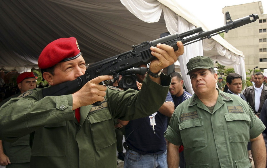 ​Президент Венесуэлы Уго Чавес с АК103 all4shooters.com - Новое поколение автоматов Калашникова 